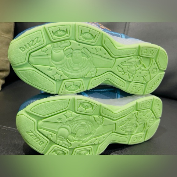 Disney Toddler  Toy Story kids winter boots
Light Up Snow Boots, Size 11 NEW - Picture 9 of 12